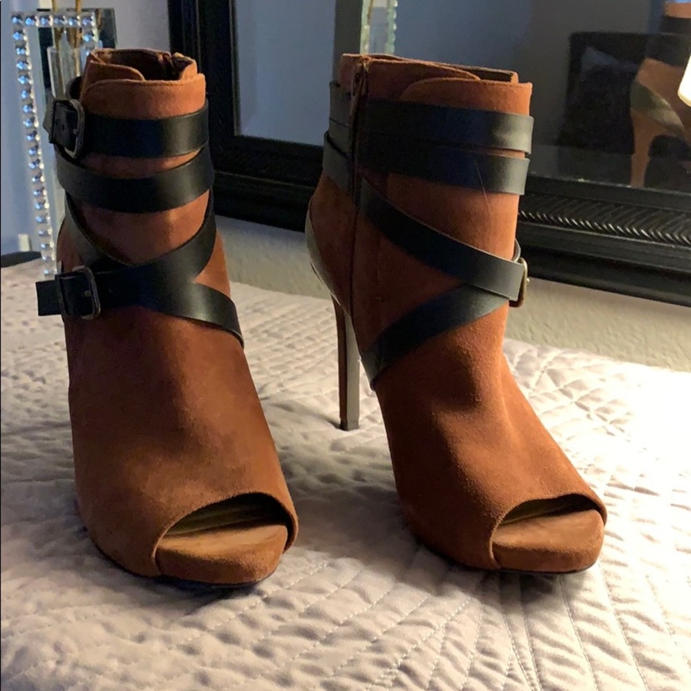 Brown booties with leather accents 💥